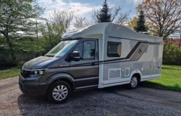 Petroni 4-berth motorhome with shower / wc